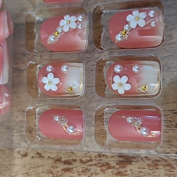 2/$16 3D Floral Pearls Glitter Press On Nails - Picture 16 of 16